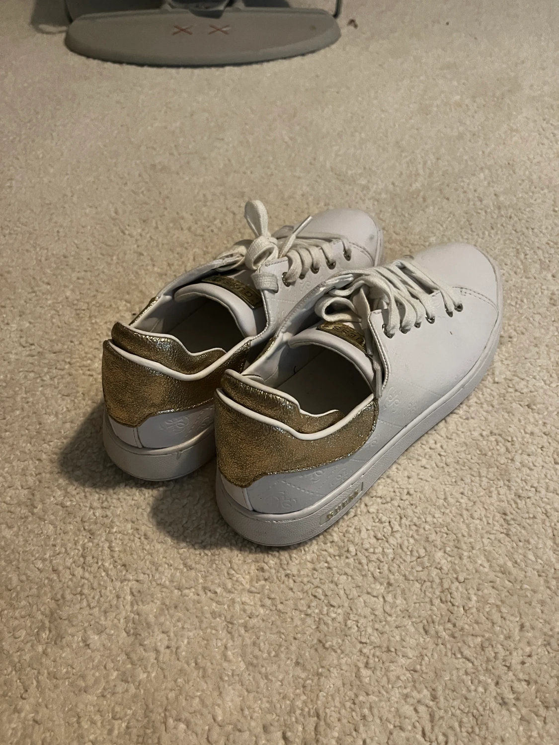 Oanvända Guess sneakers - 90