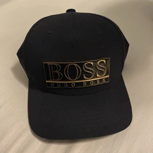 Hugo Boss keps - Mörkblåa Hugo boss keps, strl: one size, skriv privat för fler bilder, 450kr + frakt 