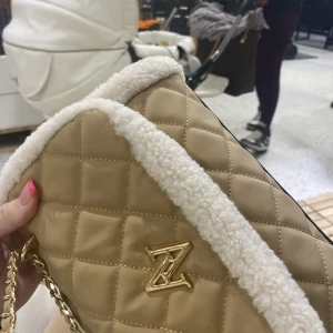 Väska - Säljer denna väska jag köpte förra helgen 