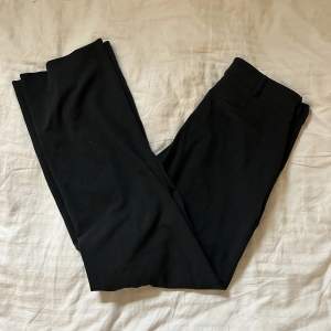 Låg/midwaist svarta kostymbyxor. Sparsamt använda, fint skick💞 Pris är inklusive frakt.