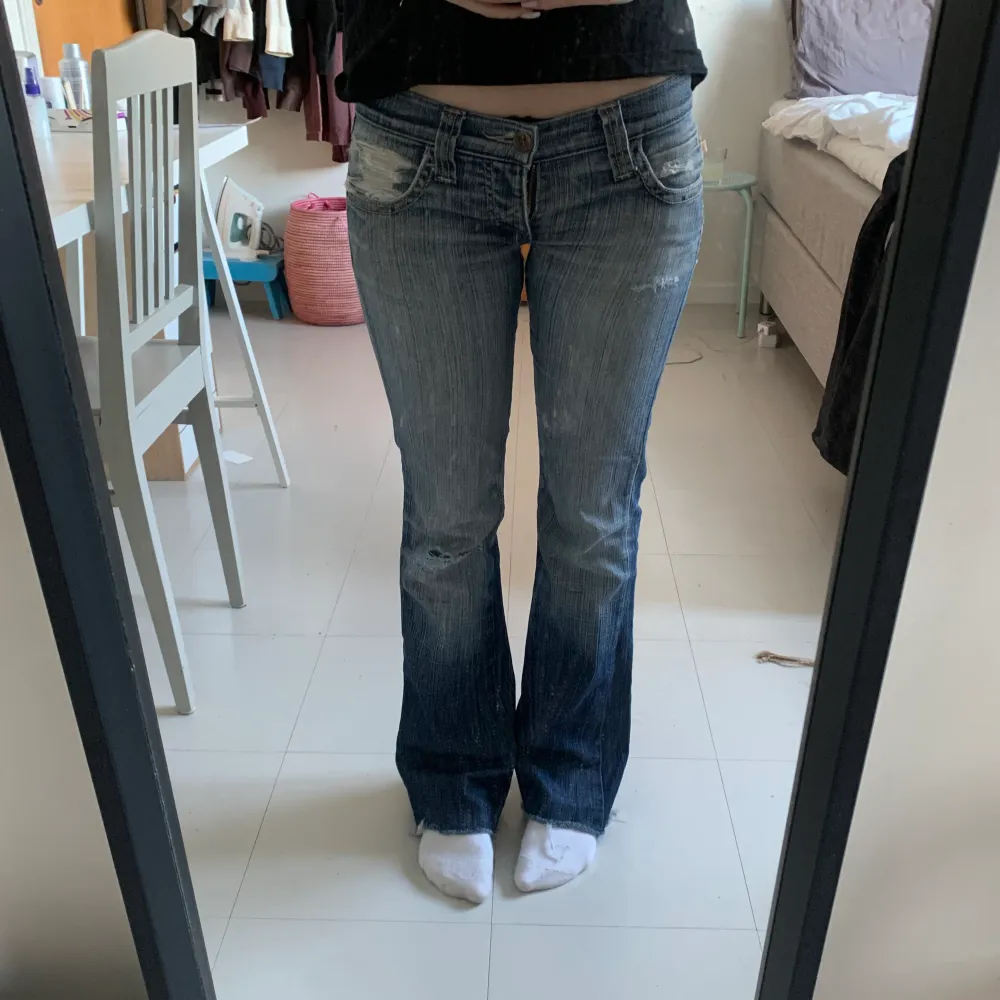 Säljer mina favorit  lågmidjade bootcut  jeans!! Skriv vid frågor!💋💋 finns två  hål men går att sy igen lätt💗har även varit hål men dom är igen sydda inget man tänker jättemycket på💯 midjemått :90cm innebenslängd:75cm . Jeans & Byxor.