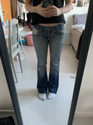 Lågmidjade bootcut jeans  - Säljer mina favorit  lågmidjade bootcut  jeans!! Skriv vid frågor!💋💋 finns två  hål men går att sy igen lätt💗har även varit hål men dom är igen sydda inget man tänker jättemycket på💯 midjemått :90cm innebenslängd:75cm 