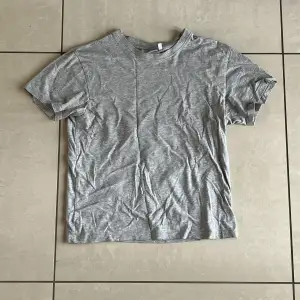 Simpel grå t-shirt från Weekday. Stl S. Bra skick. Går att ha till allt möjligt.