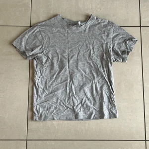 Grå t-shirt - Simpel grå t-shirt från Weekday. Stl S. Bra skick. Går att ha till allt möjligt.