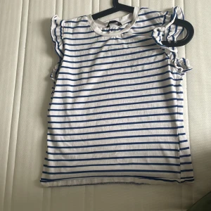 Sommar tröja - Jättesöt tröja nu inför sommaren men säljer då den inte kommer till användning. Andvänd bara en gång så väldigt fint skick. Skriv för fler bilder eller om du har frågor ❤️❤️