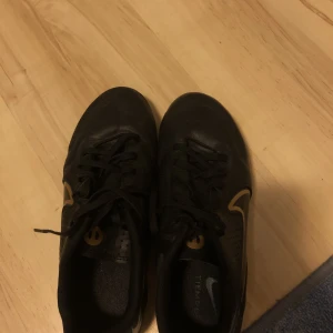 Fotbollsskor  -   Nike tiempo academy storlek 40. Det har börjat lossna lite grann vid tårna men annars är de bra skick. De är nytvättade. Köparen står för frakten!