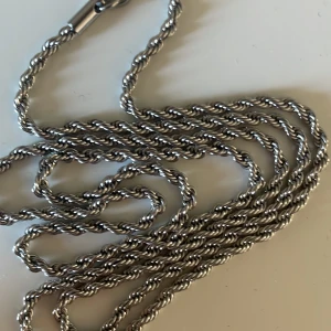 Silver kedja - En tunn silver kedja som jag ej vill ha längre. Pris kan diskuteras 