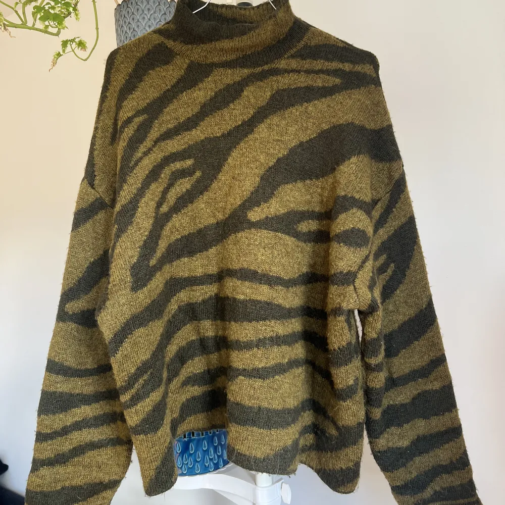 Stickad tröja zebramönster i två nyanser av grön från NA-KD💚 Varm och härlig, mjuk i tyget med en liten polo-krage. Använd men i bra skick.. Stickat.