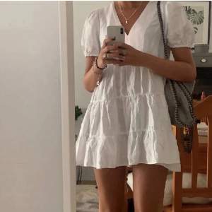 Säljer min SUPER fina vita klänning från Zara💕 Klänningen är i M men passar på både mindre och en storlek större🤩