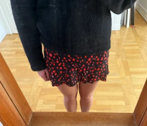 Omlottkjol  - Likadan som förra fast i annan färg. Omlottkjol från pull & bear som säljes då den är för liten💕strl m men passar nog snarare xs-s.