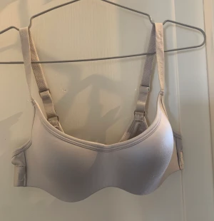 Bh från lounge underwear - Vit/grå bh från lounge underwear🤍 använd ett fåtal gånger. Säljer för 45 kr + frakt🩷
