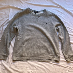 Ralph Lauren tröja - Grå Ralph Lauren tröja väldigt bra skick storlek XL(18-20)