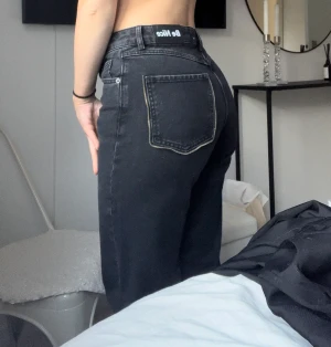 Ida Carlsson x NA-KD Jeans - Säljer mina skit snygga jeans med snygga detaljer på baksidan. Dom är helt oanvända dock är inte lappen kvar. 