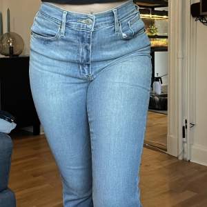 Levi’s jeans i rak modell! I så gott som nytt skick, säljes då dom är alldeles för korta för mig!🌸