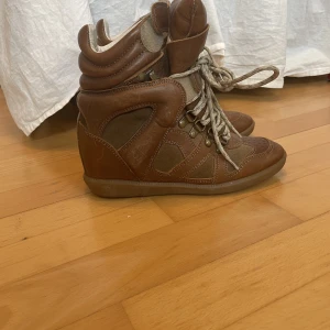 Isabel marant skor - Jag säljer mina super coola isabel marant skor💕 dom är relativt använda men har inga skador🫶🏼 skriv gärna om ni vill ha mer bilder och priset går att diskutera💕