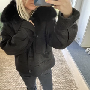 Meotine jacka  - Hej😁 jag säljer min meotine jacka då den inte kommer till användning längre💕den är i bra skick, om ni vill ha fler bilder skriv gärna🥰 pris kan diskuteras😊den är i stoleken xs/s men passar säkert en medium också💕