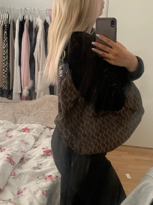 Väska - En väska som jag aldrig har använt! Vet inte märket köpt på secondhand💞💞