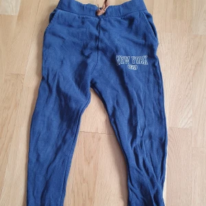 Mjukisbyxor 134-140  - Fina mjukisbyxor i en lite tightare modell.  Inga synliga skavanker.