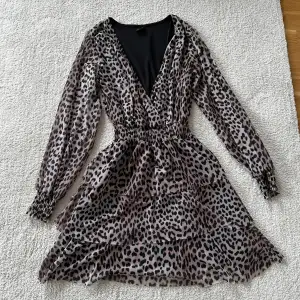 Leopardmönstrad klänning från Gina. Använd ca 1-2 gånger. 