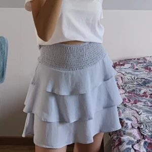 Lilablå volangkjol - Jättefin lilablå volangkjol från Vero Moda, storlek S!💜skriv till mig för frågor eller fler bilder, frakt tillkommer!