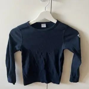 En mörkblå tröja för barn mellan 6-8 år. Väldigt bra material