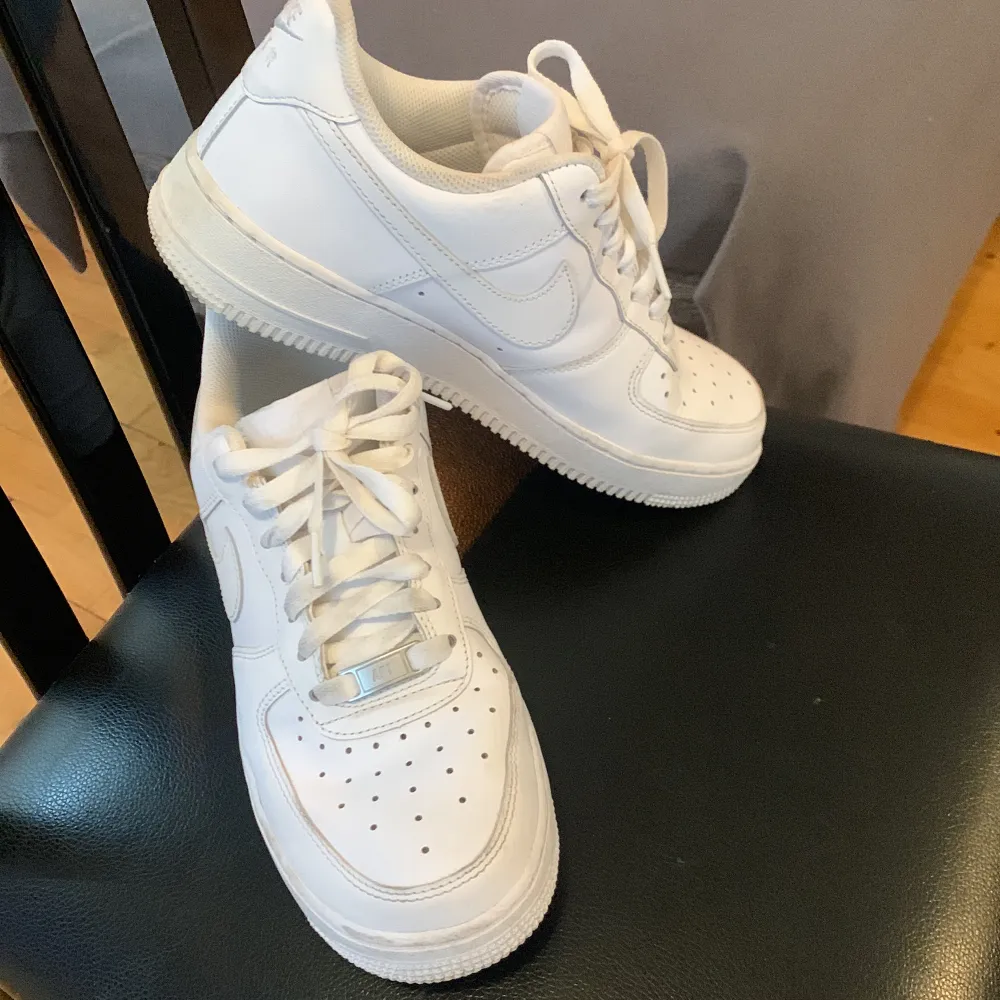 Här Har jag ett par nästan helt oanvända AF1 Nike till kvinnor som kostar 950 Men det  går att prata om priset. Skor.