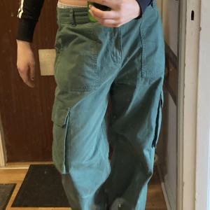 Cargopants - Militärgröna cargopants, nypris 699kr knappt använda