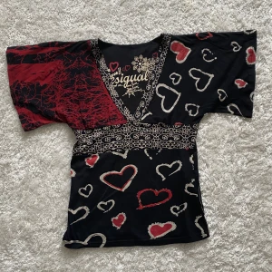 Desigual Topp - Topp från Desigual med vida ärmar. Mycket fint skick. 