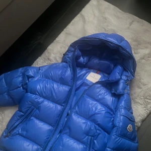 Äkta moncler maya - Fick den i present den va lite stor På mig använd Max 1-2 gånger helt ny skick. Kvitto och allt finns också prislapp allting. Priset kan diskuteras vid snabb affär. Köpt för 13000