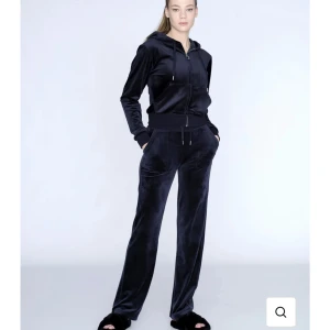 Juicy couture - Jag säljer mitt mörkblåa Juicy Couture set från juicy’s egna hemsida. Mycket bra skick. Skriv för fler bilder eller funderingar🤗