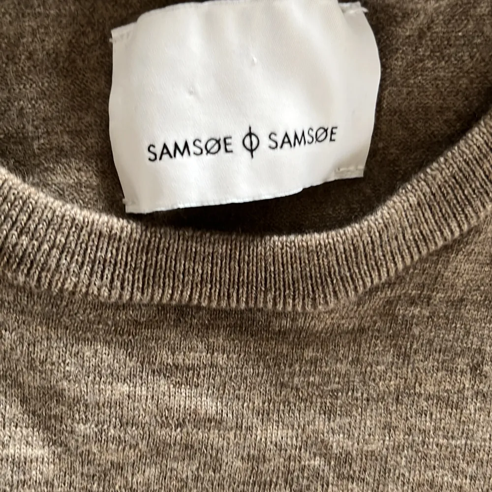 Jag säljer en Samsoe Samsoe Kashmir tröja i storlek S. Går lika bra på tjejer som killar. Tröjan är använd runt 3 gånger.. Stickat.