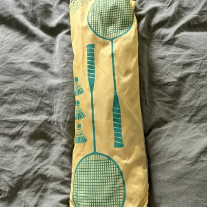 Badminton  - Ett badminton kit där 2 raka och nät ingår inklusive stolparna som man gräver ner. Bollar ingår Även men skulle rekommendera att köpa egna då de är lite trasiga.