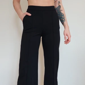 Skräddade byxor - Snygga byxor från arket. Väldigt sköna, känns som tights men i tjockt material. Köpta för 850kr.