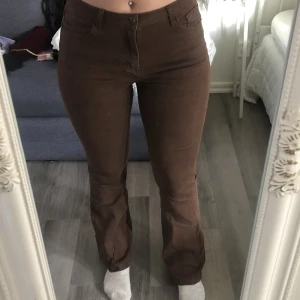 Bruna bootcut jeans - Bruna bootcut/bellbottom jeans som är högmidjade
