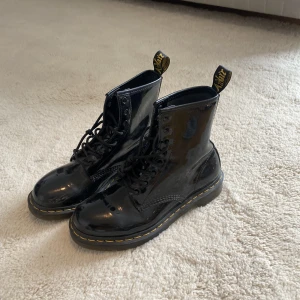 Dr. Martens  - Dr.martens i st 39, mycket bra skick. Knappt använda!
