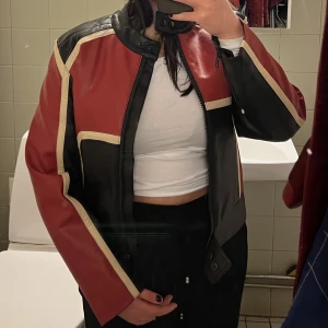 Motorcykeljacka - Svincool motorcykeljacka i läderimitation, strl: L, kan bäras som one size. Supersnygg och unik! Säljes lite billigare pga liten fläck (se sista bild). Vid snabb affär kan priset diskuteras. 