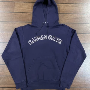 Champion Kansas Hoodie - Snygg vintage College Hoodie i storlek S med brodyr! Bara att skriva om du undrar över något🙏