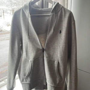 Polo Ralph lauren hoodie - En polo hoodie som bara varit använd några gånger. Den är ganska bra i storleken och är small. Säljer därför att jag inte använder den längre