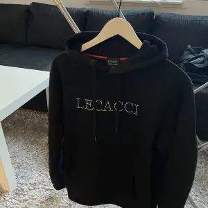 Skit snygg hoodie från Lecacci, nypris 899 men är slut i lager på hemsidan. Är intresserad att veta vad jag kan få för den. 
