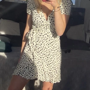 Klänning - Omlott klänning med knytning i midjan! Storlek S, 150kr och köparen står för frakt🌸🌸