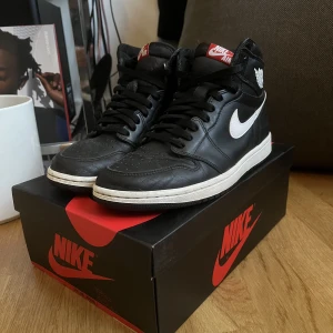 Air Jordan 1 ”Yin Yang” - Säljer ett par Air Jordan 1s som jag inte använder längre. Condition 8/10, dem har små creases vid toeboxen, men det är inget som syns när man har på sig dem. Storlek 42