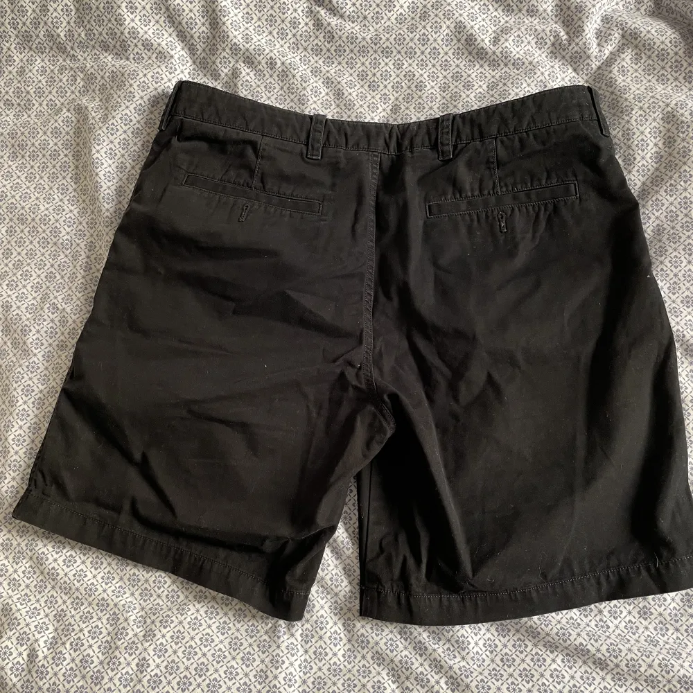 Svarta shorts från Arket. Aldrig använda, lite ”urtvättad” look. Size 50.. Jeans & Byxor.