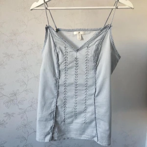 Linne broderat - Ljusblått linne med broderade detaljer, rak i passformen