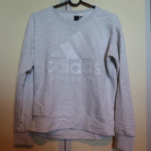 Adidas sweatshirt  - Grå sweatshirt från adidas med vitt tryck