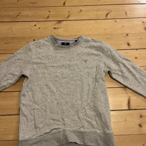 Gant Sweatshirt  - Säljer min sweatshirt från GANT i storlek 158/164cm 13-14 år, köpt från kidsbrandstore men passar en S, är i väldigt bra skick, köparen står för frakten