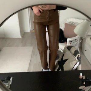 Bruna skinnbyxor - Vääärldens skönaste och snyggaste skinnbyxor⚡️⚡️ Märket är okänt men helt otrolig kvalite🤩 (jag är xs/s och ca 170 cm lång)