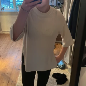 Stickad t-shirt  - Så fin tröja som inte längre används💖