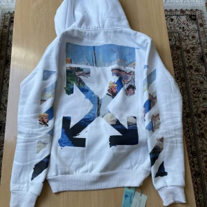 Off-White kofta  - Vitt Off-White kofta säljs nu, den är i storlek M och i nyskick.  Skrev till mig om du har några frågor eller funderingar 