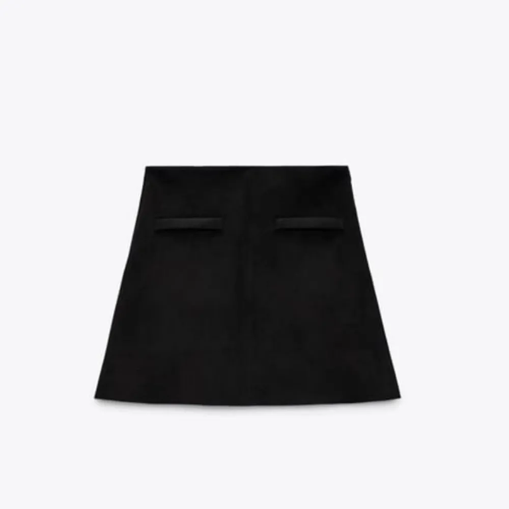 Säljer denna supersnygga svarta kjolen från zara då den tyvärr inte passade:(. Väldigt bra skick! . Kjolar.