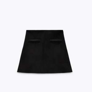 Säljer denna supersnygga svarta kjolen från zara då den tyvärr inte passade:(. Väldigt bra skick! 